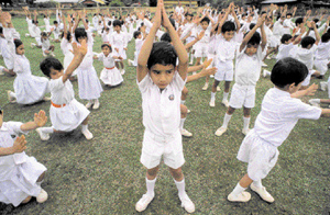 yoga à l'école - Assam - inde